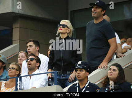 Gwen Stefani montres Marin Cilic de Croatie prendre sur la Suisse de Roger Federer au cours de leur demi-finale de l'US Open à l'USTA Billie Jean King National Tennis Center à New York le 6 septembre 2014. UPI/Monika Graff Banque D'Images