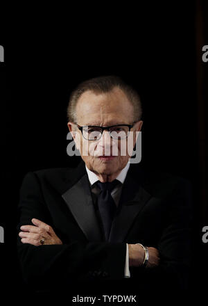 Larry King arrive sur le tapis rouge à la Fondation Frères Gala Robert De Niro et Carlos Slim à l'hôtel Waldorf Astoria à New York le 7 octobre 2014. UPI/John Angelillo Banque D'Images