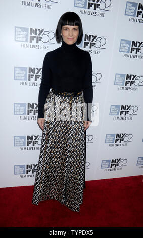 Juliette Binoche arrive sur le tapis rouge à la 'Nuages de Sils Maria", "marchands de doute" et "Eau" ilvered préalables au cours de la 52ème Festival du Film de New York à l'Alice Tully Hall à New York le 8 octobre 2014. UPI/Dennis Van Tine Banque D'Images