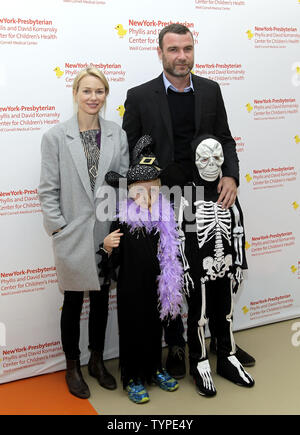 Naomi Watts, mari Liev Schreiber et des enfants Alexander Schreiber et Samuel Schreiber arrivent sur le tapis rouge à la 25e s'allumer une vie Carnaval Halloween au bénéfice de l'Phyllis et David Komansky Centre pour la santé des enfants à NewYork-Presbyterian/Weill Cornell Medical Center à Chelsea Piers, à New York le 18 octobre 2014. UPI/John Angelillo Banque D'Images