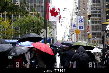 Un drapeau flotte en berne devant le consulat général du Canada à New York le 23 octobre 2014. Hier, le NYPD a envoyé une sécurité supplémentaire au consulat du Canada à New York City par précaution après qu'un homme armé a tué un soldat canadien qui monte la garde à un monument de guerre dans la capitale du pays le 22 octobre. UPI/John Angelillo Banque D'Images