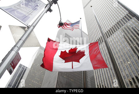 Un drapeau flotte en berne devant le consulat général du Canada à New York le 23 octobre 2014. Hier, le NYPD a envoyé une sécurité supplémentaire au consulat du Canada à New York City par précaution après qu'un homme armé a tué un soldat canadien qui monte la garde à un monument de guerre dans la capitale du pays le 22 octobre. UPI/John Angelillo Banque D'Images