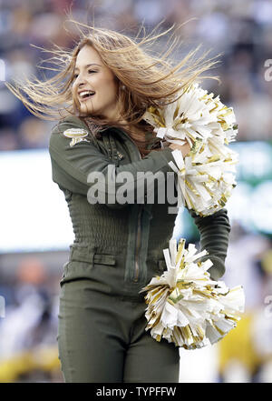 L'équipage de jets Cheerleaders effectuer quand New York Jets jouer les Pittsburgh Steelers manquer un objectif sur le terrain au quatrième trimestre au cours de la semaine 10 de la saison NFL à MetLife Stadium à East Rutherford, New Jersey le 9 novembre 2014. Les Jets défait les Steelers 20-13. UPI /John Angelillo Banque D'Images