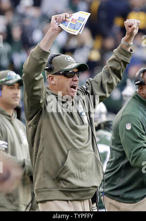 New York Jets l'entraîneur-chef Rex Ryan et les Jets de touche célébrer après les Pittsburgh Steelers manquer un objectif sur le terrain au quatrième trimestre au cours de la semaine 10 de la saison NFL à MetLife Stadium à East Rutherford, New Jersey le 9 novembre 2014. Les Jets défait les Steelers 20-13. UPI /John Angelillo Banque D'Images