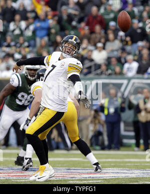 Pittsburgh Steelers Ben Roethlisberger montres en un clin d'aller au-dessus de sa tête au quatrième trimestre par rapport à la Nouvelle York Jets pour la semaine 10 de la saison NFL à MetLife Stadium à East Rutherford, New Jersey le 9 novembre 2014. Les Jets défait les Steelers 20-13. UPI /John Angelillo Banque D'Images