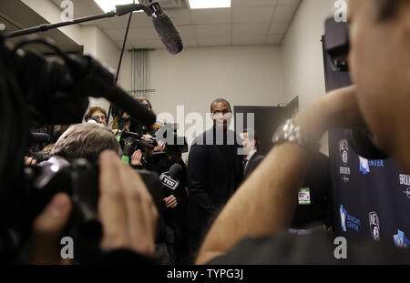 Joueur NBA Jason Collins arrive à une conférence de presse avant la Brooklyn Nets jouer les Milwaukee Bucks au Barclays Center à New York le 19 novembre 2014. Collins, qui est devenu le premier sportif ouvertement gay en Amérique du Nord reconnu les quatre grands sports d'équipe lorsqu'il a joué pour les filets de Brooklyn à NBA La saison dernière, a annoncé mercredi sa retraite de la ligue. UPI/John Angelillo Banque D'Images