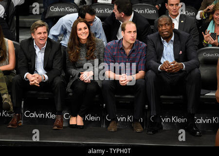 Prince William et Kate, le duc et la duchesse de Cambridge en compagnie de l'ancien all-star de la NBA Dikembe Mutombo, droite, regardez les Brooklyn Nets jouer les cavaliers de Cleveland au Barclays Center à New York le 9 décembre 2014. L'horaire des Royals est emballé avec des plans allant du paiement au 11 septembre National Memorial et musée à prendre dans un Cavaliers-Brooklyn. jeu de filets de Cleveland Kate est enceinte de leur deuxième enfant en avril. UPI/Riche Kane Banque D'Images