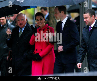 La princesse Kate Middleton courbes à la foule alors qu'elle et le Prince William visiter le Musée Mémorial National du 11 septembre, le 9 décembre 2014 à New York. Le couple royal sont sur une tournée de trois jours de New York qui inclut l'observation des filets d'un match de basket-ball et la participation à des activités de financement au cours de leur première visite officielle à l'Amérique. Kate est enceinte de leur deuxième enfant en avril. UPI/Monika Graff Banque D'Images