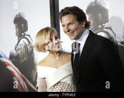 Sienna Miller et Bradley Cooper arrivent sur le tapis rouge à la "American Sniper" New York Première Mondiale au Frederick P. Rose Hall, Jazz à New York le 15 décembre 2014. UPI/John Angelillo Banque D'Images