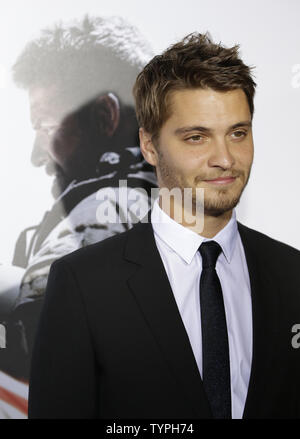 Luke Grimes arrive sur le tapis rouge à la "American Sniper" New York Première Mondiale au Frederick P. Rose Hall, Jazz à New York le 15 décembre 2014. UPI/John Angelillo Banque D'Images