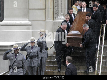 New York State Troupers saluer comme le cercueil contenant les produits remanufacturés de l'ancien gouverneur de New York, Mario Cuomo se fait sur les marches de l'église, à la suite des funérailles à l'église de Saint-ignace de Loyola à New York le 6 janvier 2015. Cuomo, 82 ans, est décédé à son domicile de Manhattan le jeudi soir, quelques heures après que son fils, le gouverneur Andrew Cuomo, a été inauguré pour un deuxième mandat. Photo de John Angelillo/UPI Banque D'Images