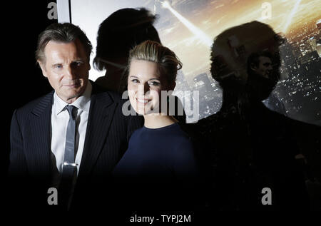 Liam Neeson et Maggie Grace arrivent sur le tapis rouge à la prise '3' Fan Event dépistage à l'Empire 25 AMC Theater à New York le 7 janvier 2015. Photo de John Angelillo/UPI Banque D'Images