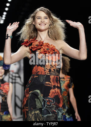 Behati Prinsloo promenades sur la piste à la fashion show de Desigual Mercedes-Benz Fashion Week Automne 2015 dans le théâtre au Lincoln Center de New York le 12 février 2015. Photo de John Angelillo/UPI Banque D'Images