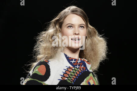 Behati Prinsloo promenades sur la piste à la fashion show de Desigual Mercedes-Benz Fashion Week Automne 2015 dans le théâtre au Lincoln Center de New York le 12 février 2015. Photo de John Angelillo/UPI Banque D'Images