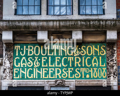 TJ Boutting Art Gallery Londres - panneau Art Nouveau T J Boutting & Sons ingénieurs gaz & électricité est 1808 - Riding House Street Fitzrovia Londres Banque D'Images