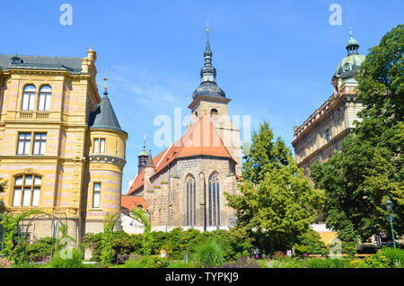 Beau monastère franciscain de Plzen, République tchèque photographié du parc en Krizikovy sady. L'architecture médiévale, de repère. Pilsen, en Bohême de l'Ouest, République tchèque. Journée ensoleillée. Banque D'Images