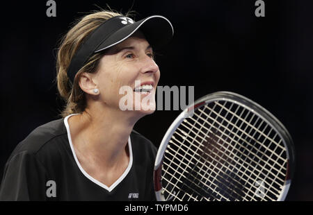 Monica Seles sourit dans son match contre Gabriela Sabatini de l'Argentine à la BNP Paribas Showdown au Madison Square Garden de New York le 10 mars 2015. La BNP Paribas Showdown a commencé en 2008 lorsque Pete Sampras joué Roger Federer. Photo de John Angelillo/UPI Banque D'Images