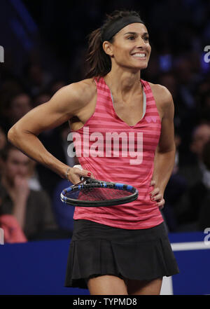 De l'argentine Gabriela Sabatini sourires sur la cour dans son match contre Monica Seles au BNP Paribas Showdown au Madison Square Garden de New York le 10 mars 2015. La BNP Paribas Showdown a commencé en 2008 lorsque Pete Sampras joué Roger Federer. Photo de John Angelillo/UPI Banque D'Images