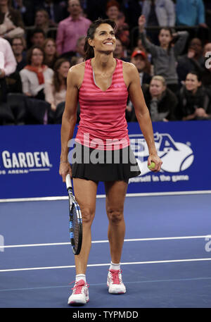 De l'argentine Gabriela Sabatini sourires sur la cour dans son match Monica Seles au BNP Paribas Showdown au Madison Square Garden de New York le 10 mars 2015. La BNP Paribas Showdown a commencé en 2008 lorsque Pete Sampras joué Roger Federer. Photo de John Angelillo/UPI Banque D'Images