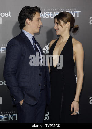 Shailene Woodley et Miles Teller arrivent sur le tapis rouge à la série divergente : New York insurgées Première au Ziegfeld Theatre en 3D dans la ville de New York le 16 mars 2015. Photo de John Angelillo/UPI Banque D'Images