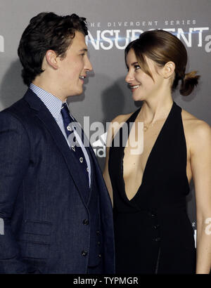 Shailene Woodley et Miles Teller arrivent sur le tapis rouge à la série divergente : New York insurgées Première au Ziegfeld Theatre en 3D dans la ville de New York le 16 mars 2015. Photo de John Angelillo/UPI Banque D'Images