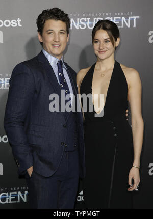 Shailene Woodley et Miles Teller arrivent sur le tapis rouge à la série divergente : New York insurgées Première au Ziegfeld Theatre en 3D dans la ville de New York le 16 mars 2015. Photo de John Angelillo/UPI Banque D'Images