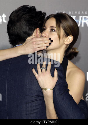 Shailene Woodley et Miles Teller arrivent sur le tapis rouge à la série divergente : New York insurgées Première au Ziegfeld Theatre en 3D dans la ville de New York le 16 mars 2015. Photo de John Angelillo/UPI Banque D'Images