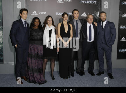 Miles Teller, Octavia Spencer, Lucie Fisher, Shailene Woodley, Ansel Elgort, Douglas Wick, et jai Courtney arrivent sur le tapis rouge à la série divergente : New York insurgées Première au Ziegfeld Theatre en 3D dans la ville de New York le 16 mars 2015. Photo de John Angelillo/UPI Banque D'Images