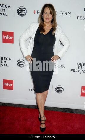 Lorraine Bracco arrive sur le tapis rouge à la soirée de clôture 'Les Affranchis' au cours de la 2015 Tribeca Film Festival at Beacon Theatre de New York le 25 avril 2015. Photo par Dennis Van Tine/UPI Banque D'Images