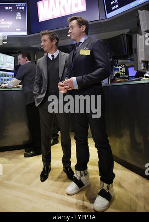 Jeremy Renner et Robert Downey Jr., debout sur le plancher de la Bourse de New York après avoir sonné la cloche d'ouverture avec Marvel Entertainment Executives en célébration de 'Merveille's Avengers : Uncanny X-Men' à la New York Stock Exchange sur Wall Street à New York City le 27 avril 2015. Photo de John Angelillo/UPI Banque D'Images