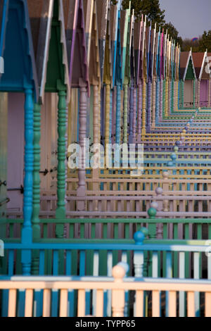 Cabines de plage Pastel, Mersea island Essex uk Banque D'Images