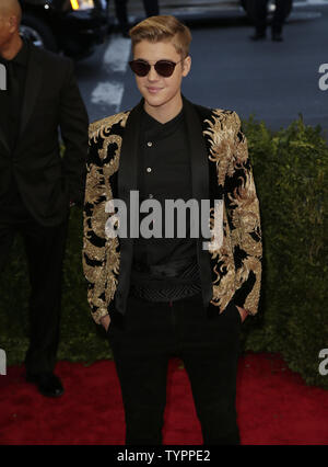 Justin Bieber arrive sur le tapis rouge au Costume Institute au Metropolitan Museum of Art de célébrer l'ouverture de la Chine : Through the Looking Glass à New York le 4 mai 2015. Photo de John Angelillo/UPI Banque D'Images