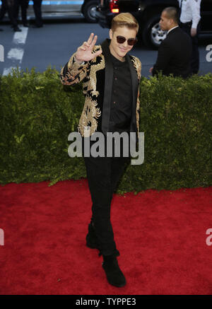 Justin Bieber arrive sur le tapis rouge au Costume Institute au Metropolitan Museum of Art de célébrer l'ouverture de la Chine : Through the Looking Glass à New York le 4 mai 2015. Photo de John Angelillo/UPI Banque D'Images