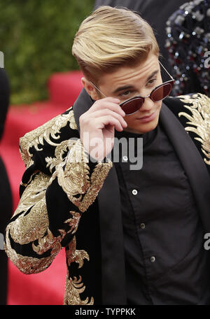 Justin Bieber arrive sur le tapis rouge au Costume Institute au Metropolitan Museum of Art de célébrer l'ouverture de la Chine : Through the Looking Glass à New York le 4 mai 2015. Photo de John Angelillo/UPI Banque D'Images