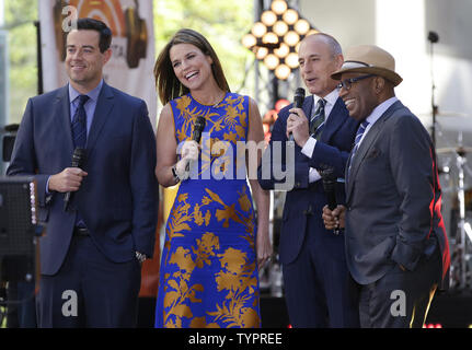 "Aujourd'hui" NBC Carson Daily, hôtes Savannah Guthrie, Matt Lauer et Al Roker stand sur scène avant de Meghan Trainor effectue sur le NBC Today Show du Rockefeller Center à New York le 22 mai 2015. Photo de John Angelillo/UPI Banque D'Images