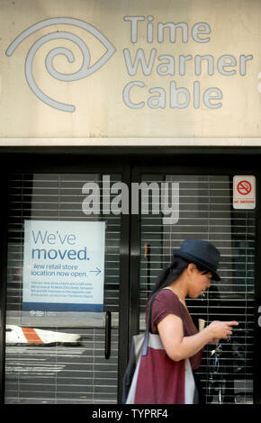 Un signe pour un emplacement de Time Warner Cable est visible dans la ville de New York le 26 mai 2015. Charter Communications (CHTR) a déclaré mardi qu'il est acheter Time Warner Cable (TWC) pour 55,3 milliards de dollars. Y compris la dette de Time Warner Cable cette charte assumera, la transaction est évaluée à environ 79 milliards de dollars. Photo par Dennis Van Tine/UPI Banque D'Images