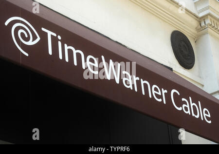 Un signe pour un emplacement de Time Warner Cable est visible dans la ville de New York le 26 mai 2015. Charter Communications (CHTR) a déclaré mardi qu'il est acheter Time Warner Cable (TWC) pour 55,3 milliards de dollars. Y compris la dette de Time Warner Cable cette charte assumera, la transaction est évaluée à environ 79 milliards de dollars. Photo par Dennis Van Tine/UPI Banque D'Images