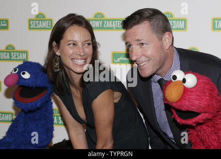 Christy Turlington et Ed Burns se tenir sur le tapis rouge avec Sesame Street Elmo des Muppets et Grover au Sesame Workshop son 13e gala-bénéfice annuel au Cipriani 42nd Street à New York City le 27 mai 2015. Photo de John Angelillo/UPI Banque D'Images