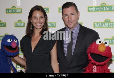 Christy Turlington et Ed Burns se tenir sur le tapis rouge avec Sesame Street Elmo des Muppets et Grover au Sesame Workshop son 13e gala-bénéfice annuel au Cipriani 42nd Street à New York City le 27 mai 2015. Photo de John Angelillo/UPI Banque D'Images