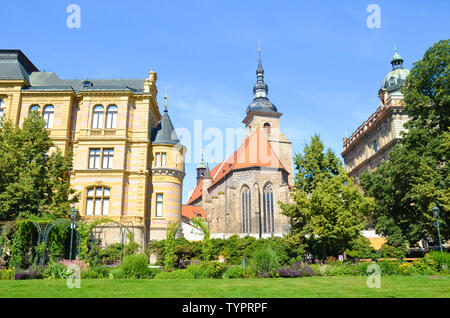 Monastère franciscain et l'Église à Plzen, République tchèque coup de Green Park à Krizikovy sady. Bâtiments historiques, d'attraction touristique. Pilsen, en Bohême de l'Ouest, République tchèque. Journée ensoleillée, ciel bleu. Banque D'Images