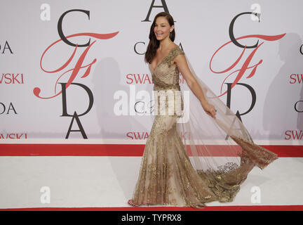 Ashley Judd arrive sur le tapis rouge à la CFDA Fashion Awards 2015 à l'Alice Tully Hall au Lincoln Center de New York le 1 juin 2015. Photo de John Angelillo/UPI Banque D'Images