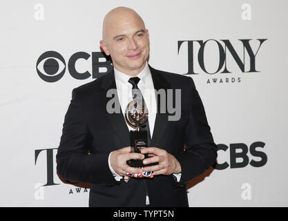 Michael Cerveris arrive avec son Tony Award dans la salle de presse à la 69ème Tony Awards annuel, le 7 juin 2015 à New York. La soirée sera en vedette Jennifer Lopez, Sting, Jim Parsons, Amanda Seyfried, Kiefer Sutherland, Bryan Cranston, Sutton Foster, Jennifer Nettles, Taye Diggs et Ashley Tisdale. Photo de John Angelillo/UPI Banque D'Images