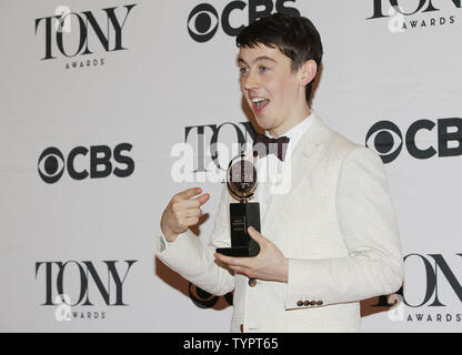 Alex Sharp arrive avec son Tony Award dans la salle de presse à la 69ème Tony Awards annuel, le 7 juin 2015 à New York. La soirée sera en vedette Jennifer Lopez, Sting, Jim Parsons, Amanda Seyfried, Kiefer Sutherland, Bryan Cranston, Sutton Foster, Jennifer Nettles, Taye Diggs et Ashley Tisdale. Photo de John Angelillo/UPI Banque D'Images