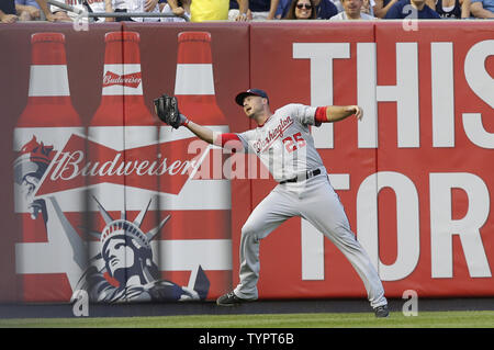 Nationals de Washington Clint Robinson fait une capture dans le champ gauche dans la 2e manche contre les Yankees de New York au Yankee Stadium de New York le 9 juin 2015. Photo de John Angelillo/UPI Banque D'Images