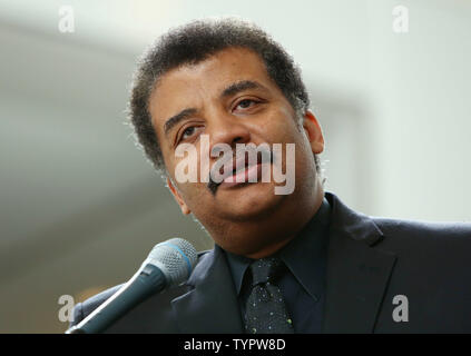 Neil deGrasse Tyson, directeur de l'Hayden Planétarium, organise une table ronde sur la technologie du télescope spatial nouvelle au Musée Américain d'histoire naturelle le 6 juillet 2015 à New York. Un nouveau rapport de la naissance à la vie cosmique, l'avenir de masses UVOIR (ultraviolet, infrarouge et optique) de l'astronomie spatiale' dévoile de nouveaux résultats scientifiques pour découvrir l'origine de l'univers et de trouver d'autres signes de vie. Monika Graff/UPI Banque D'Images