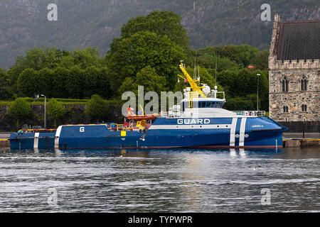 La sécurité veille au large et d'escorte de la Garde côtière canadienne et Aurora-G dans le port de Bergen, Norvège Banque D'Images