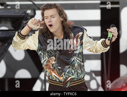 Harry Styles de One Direction effectue sur le Good Morning America Spectacle au Rumsey Playfield/SummerStage à Central Park à New York City le 4 août 2015. Photo de John Angelillo/UPI Banque D'Images