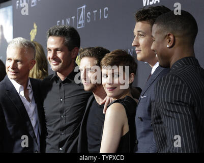 Jamie Bell, Kate Mara, Michael B. Jordan, et Miles Teller arrivent sur le tapis rouge à la première de Fantastic Four à Williamsburg Cinemas à New York le 4 août 2015. Photo de John Angelillo/UPI Banque D'Images