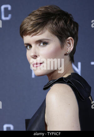 Kate Mara arrive sur le tapis rouge à la première de Fantastic Four à Williamsburg Cinemas à New York le 4 août 2015. Photo de John Angelillo/UPI Banque D'Images