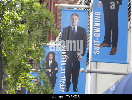 Bannières de Jon Stewart pendre hors de l'emplacement des studios l'exposition quotidienne à New York le 5 août 2015. Le dernier épisode de The Daily Show avec Jon Stewart est diffusé le jeudi, avec un très long épisode de 52 minutes. Alors que la dernière semaine sur le Daily Show dispose d'humoriste réduite comme Amy Schumer, Denis Leary, et Louis C.K. Jon Stewart a pris le 'Daily Show' host président le 11 janvier 1999. Photo de John Angelillo/UPI Banque D'Images